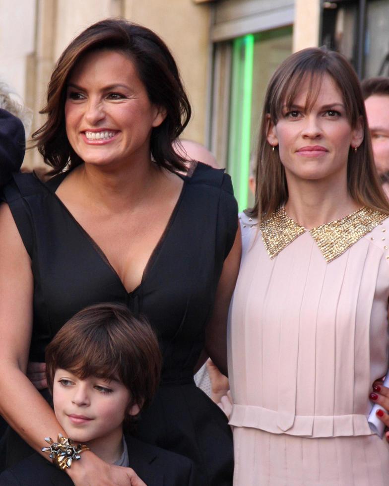 los angeles, nov 8 - mariska hargitay, lustigt swank på de mariska hargitay hollywood promenad av berömmelse stjärna ceremoni på hollywood blvd på november 8, 2013 i los angeles, ca foto