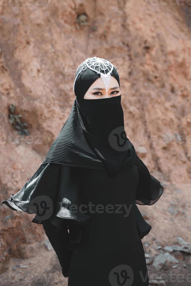 muslim kvinna utgör på de öken, närbild foto