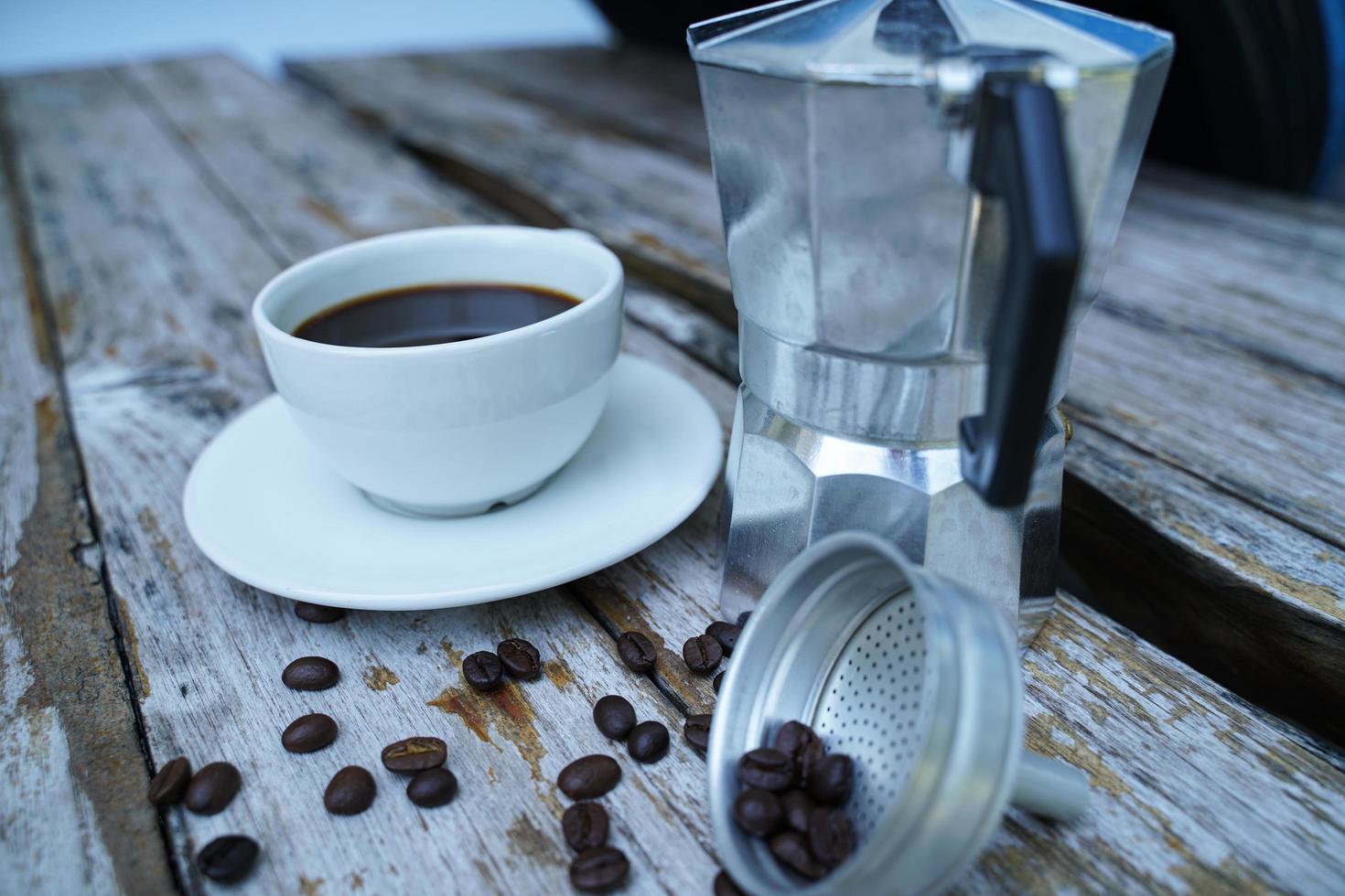 varm svart kaffe i en vit kopp, kaffe är en populär dryck Allt över de värld. foto