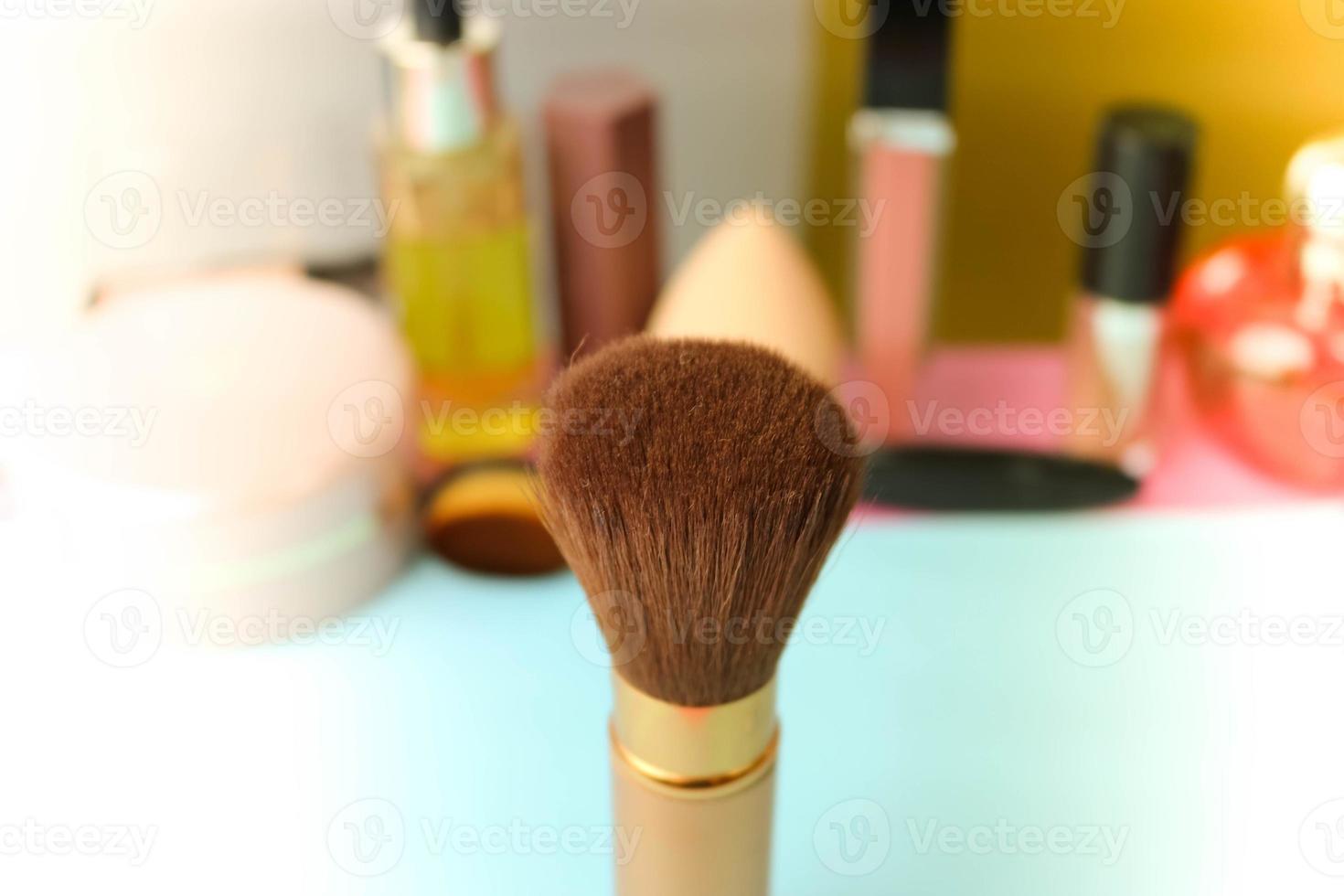 mild borsta av naturlig ludd för applicering pulver på de bakgrund av en kosmetisk tabell för smink för skönhet vägledning foto
