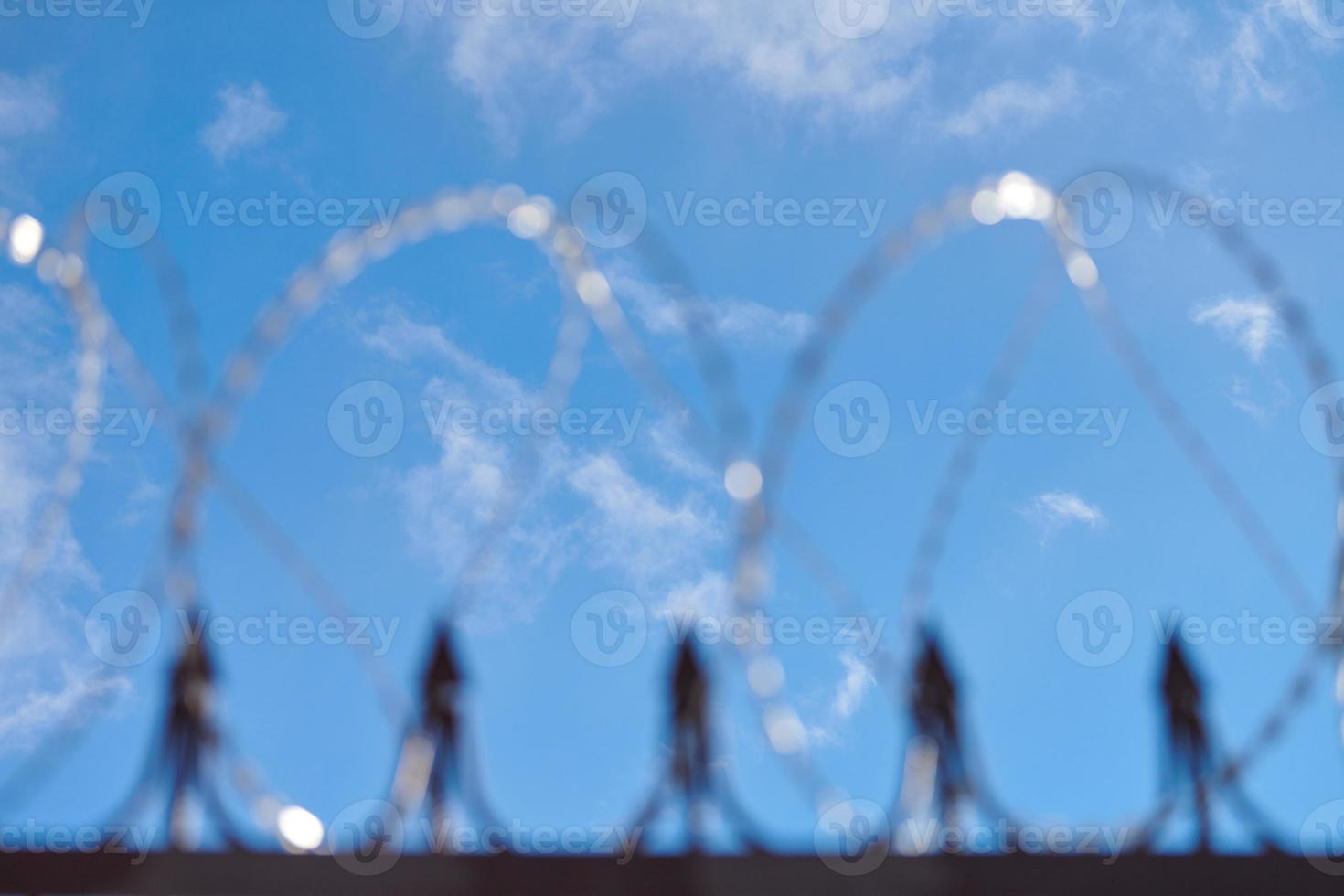 suddig hullingförsedda tråd på staket, stål galler staket med taggar foto