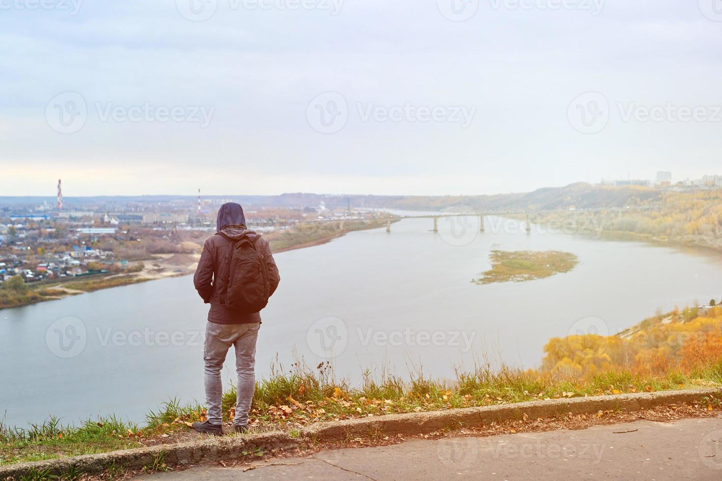 självreflektion av ung man. introspektion begrepp. foto