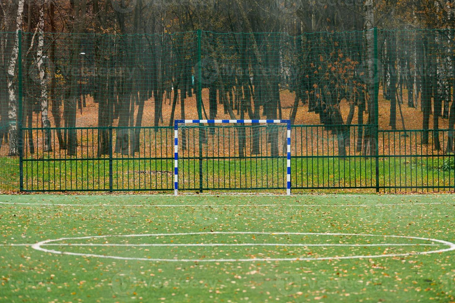 artificiell gräs, sport fält omslag med fotboll mål foto