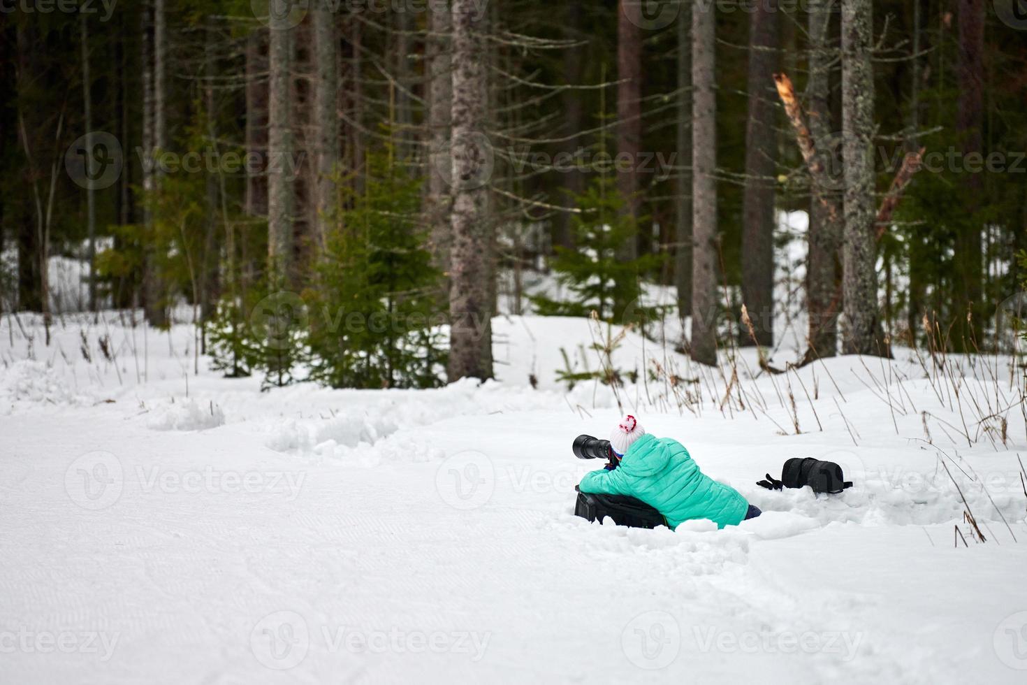 sport fotograf lögner på snö. foto