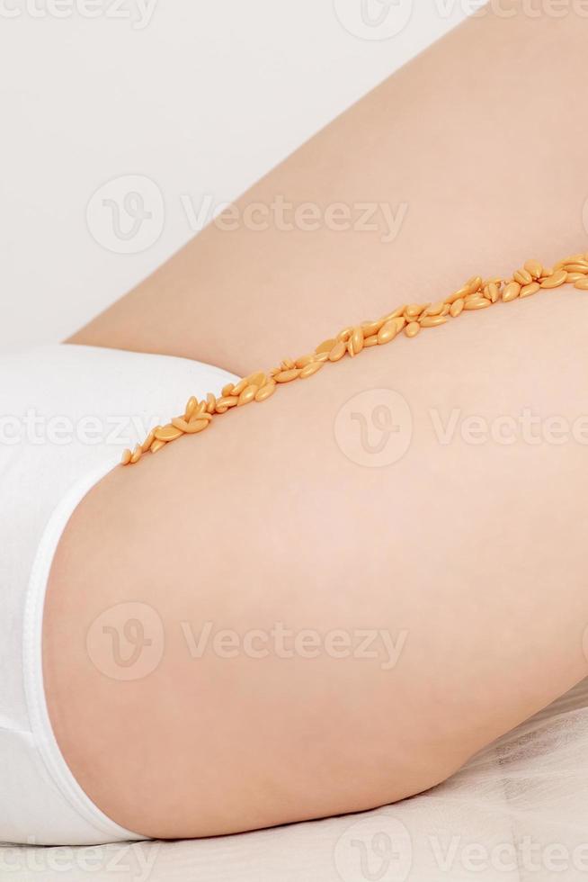 vax bönor eller utsäde på ben av kvinna foto