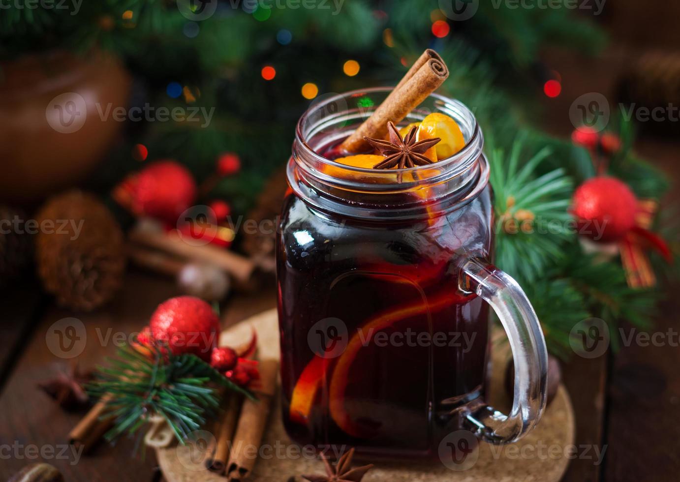 jul funderade vin och kryddor. jul bakgrund. foto