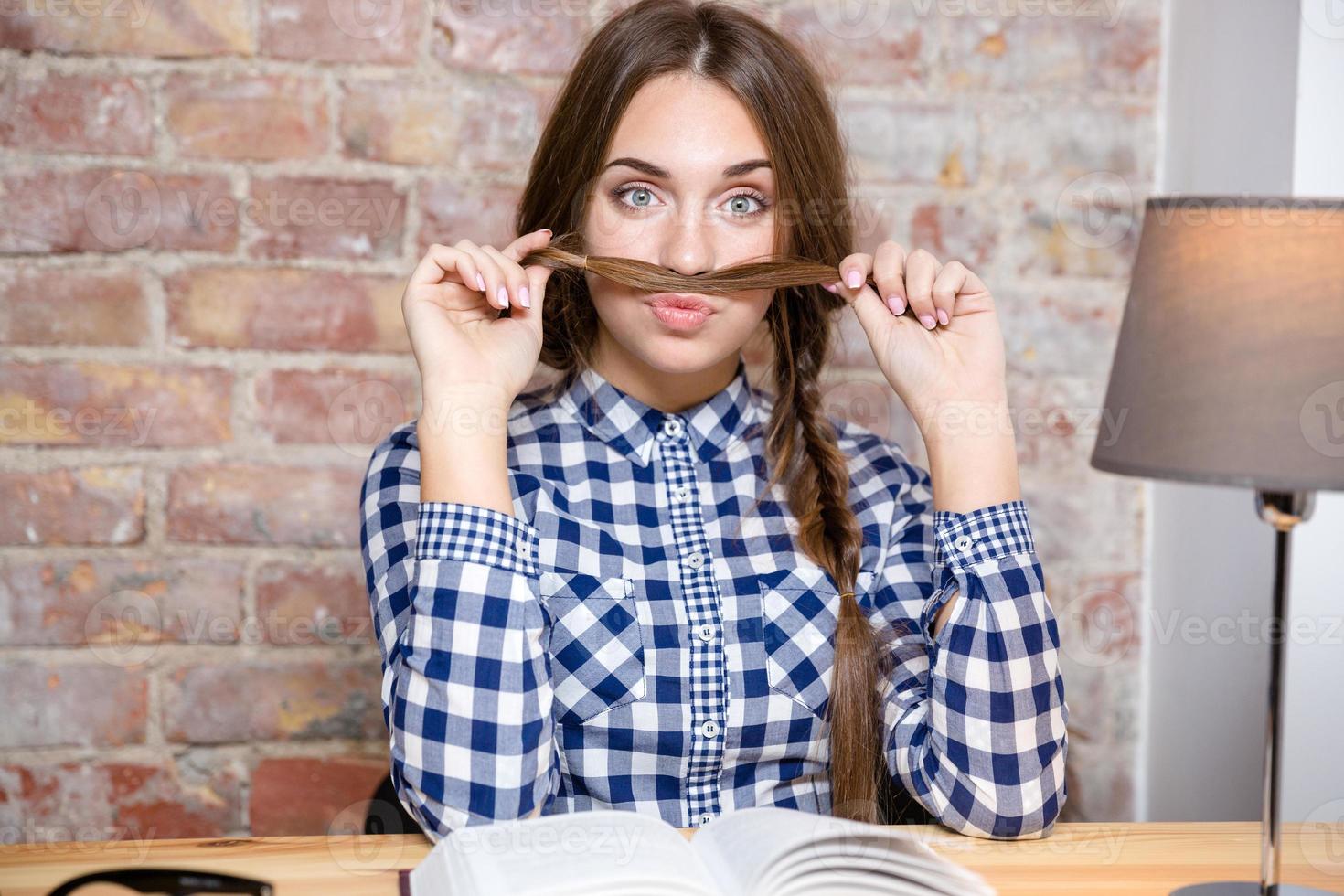 kvinna som gör en mustasch med håret foto