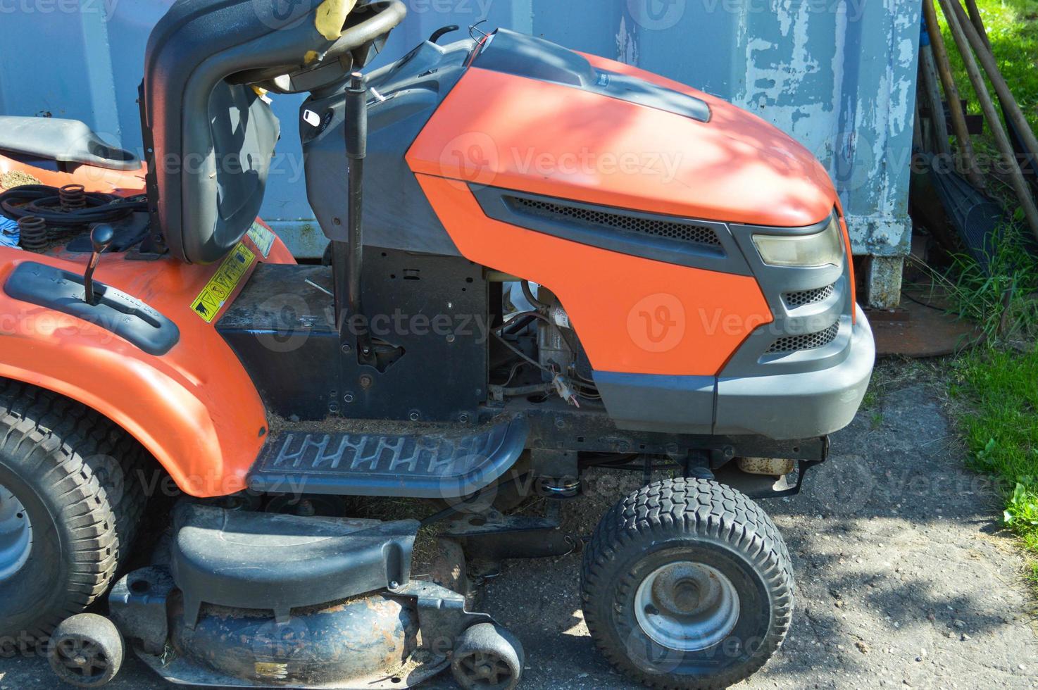 ny modern röd fyra hjul gräsmatta gräsklippare för klippning gräs, gräsmatta. jordbruks trädgård gräsmatta vård Utrustning, motoblock foto