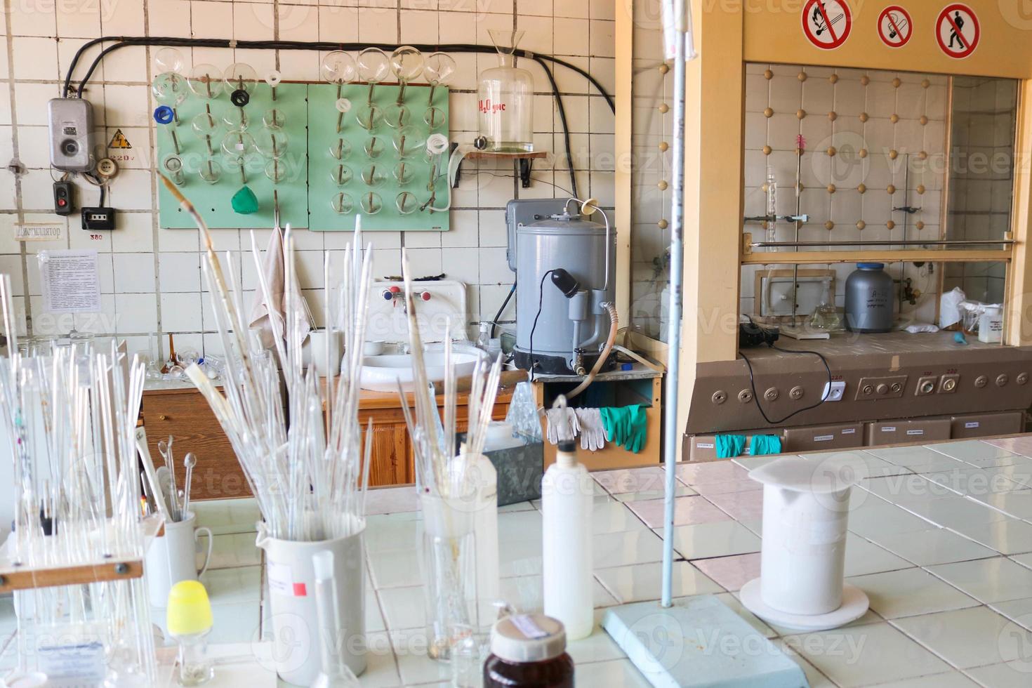 laboratorium Utrustning, kolvar för forskning, förberedelse av lösningar. kemisk medicinsk förnödenheter. pipetter och paprikor på de tabell. vetenskaplig experiment foto