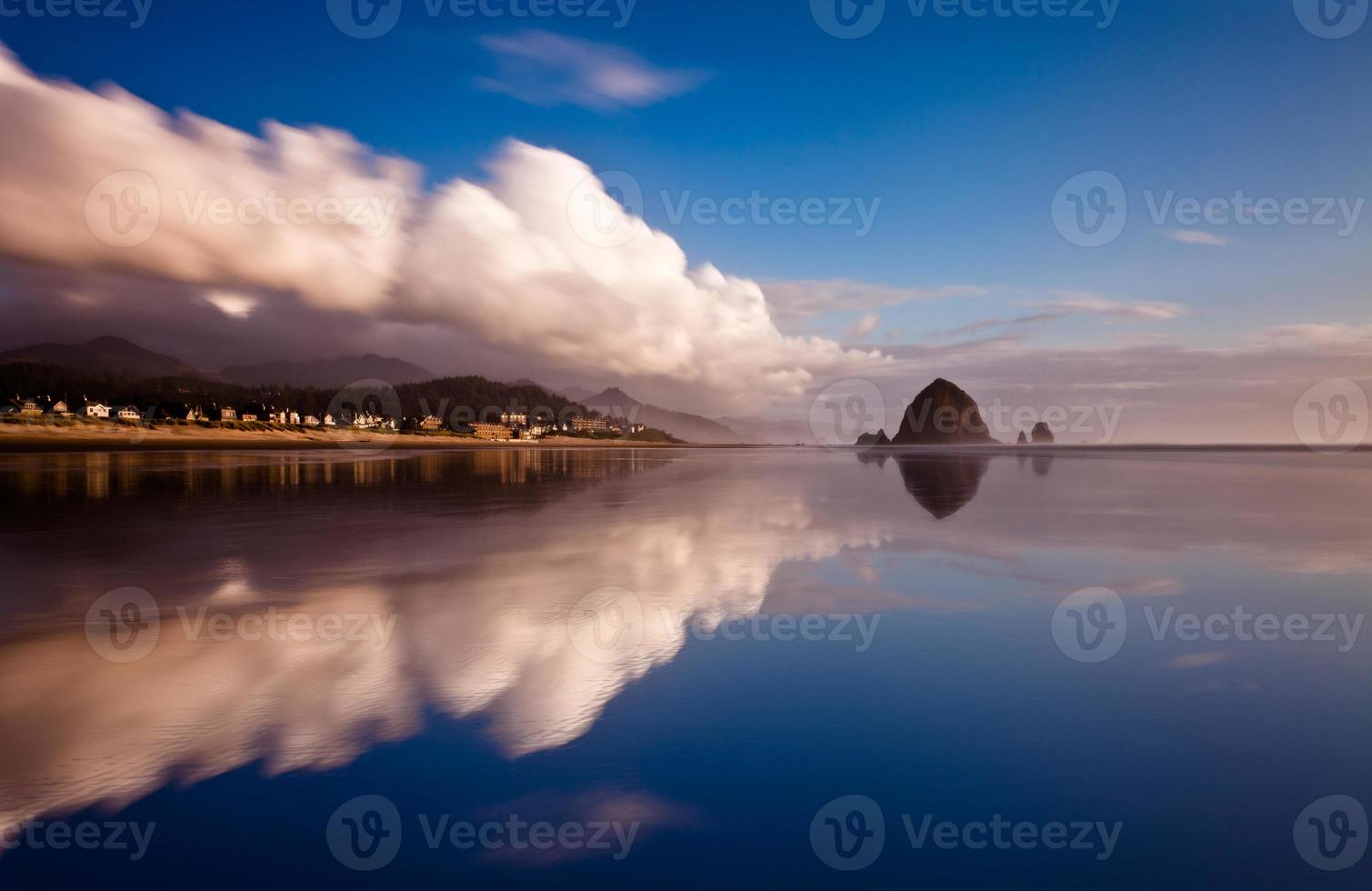 spegelreflektion av kanonstrand med moln foto