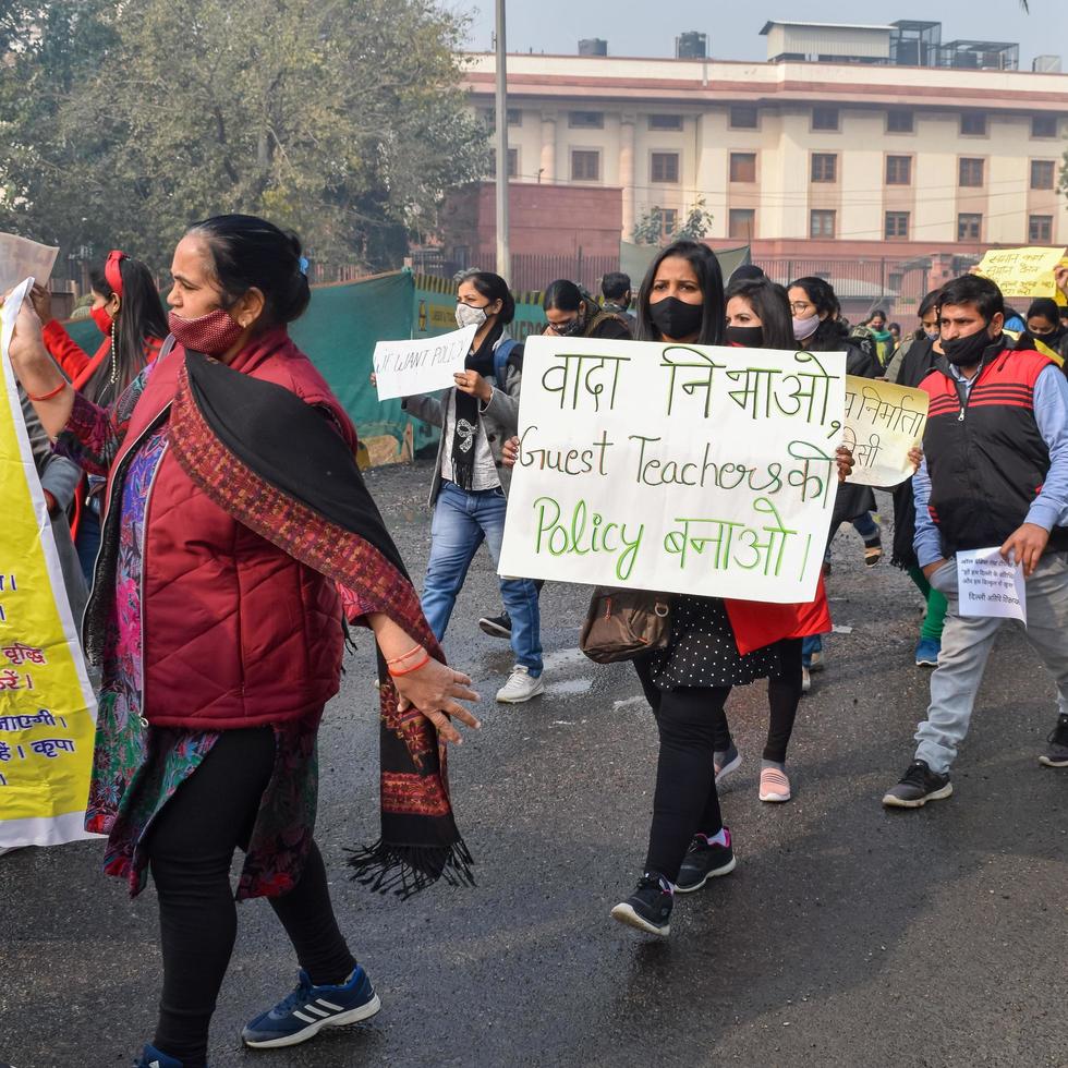 New Delhi, Indien 25 december 2021 - delhi kontraktuella gästlärare med affischer, flaggor och klotter som protesterar mot delhi aap-regeringen för att utforma policy, delhi gästlärare protesterar foto