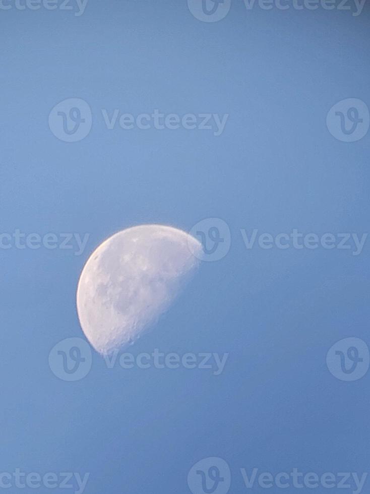 morgon- måne i de blå himmel foto