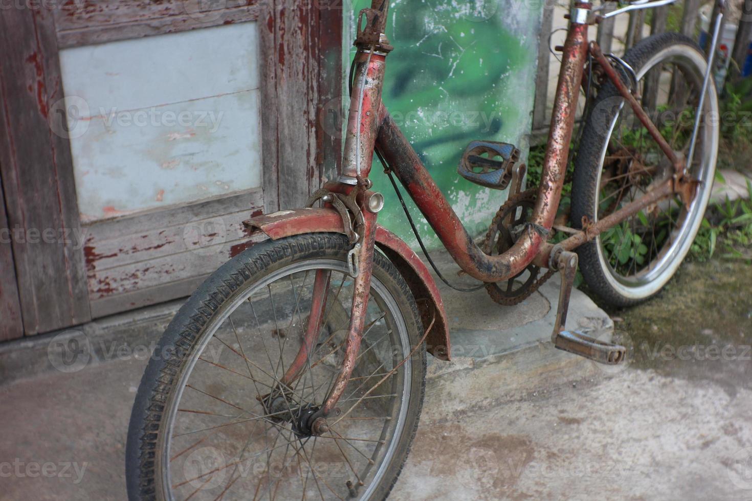gammal cykel lutande på gammal skjul. foto