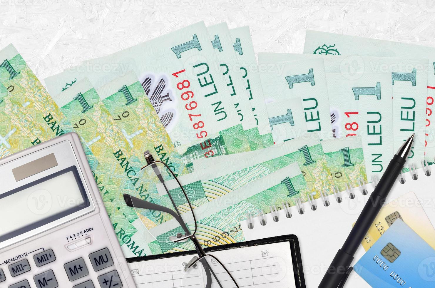 1 rumänska leu räkningar och kalkylator med glasögon och penna. beskatta betalning begrepp eller investering lösningar. finansiell planera eller revisor pappersarbete foto