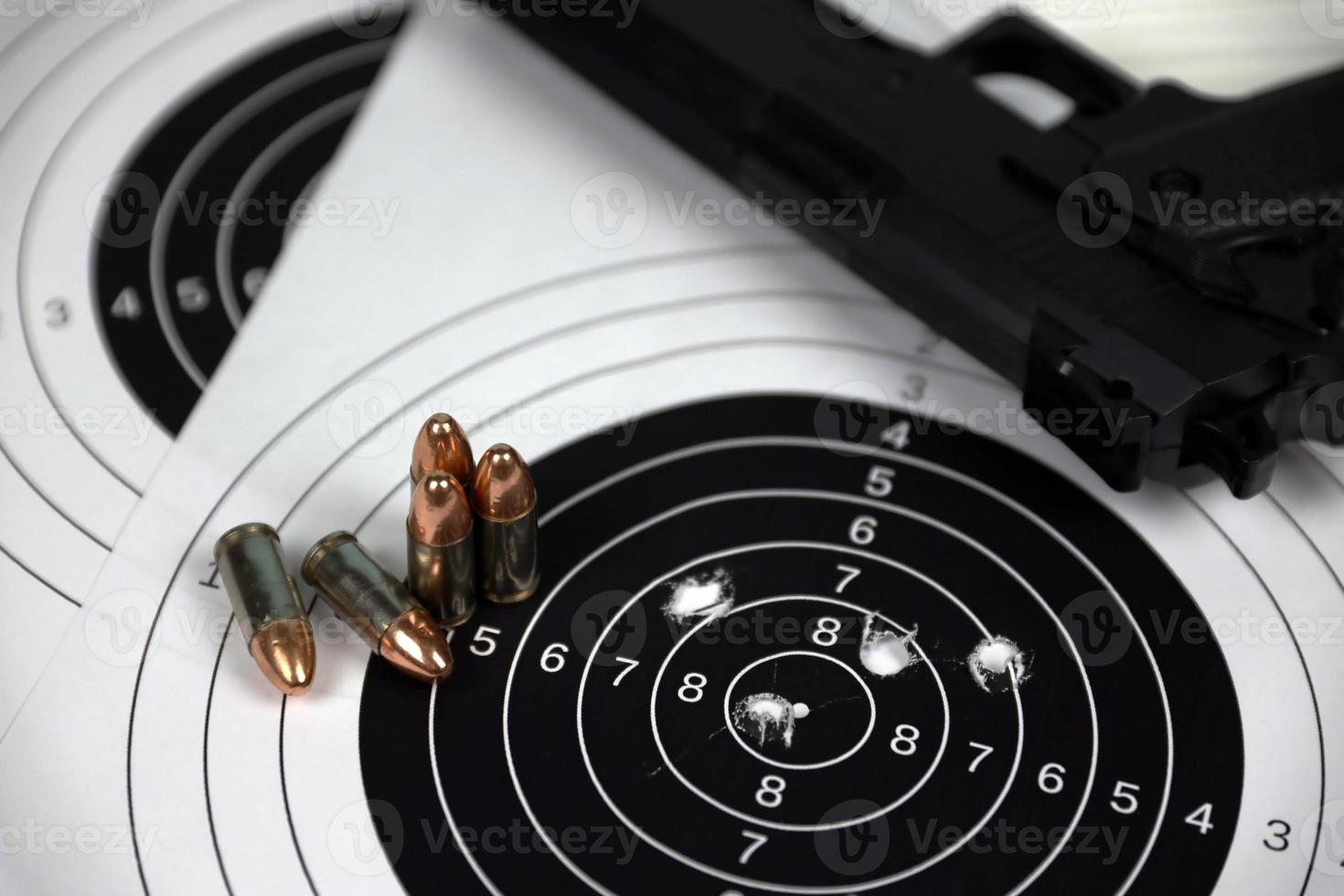pistol och många kulor skytte mål på vit tabell i skytte räckvidd polygon. Träning för siktar och skytte foto