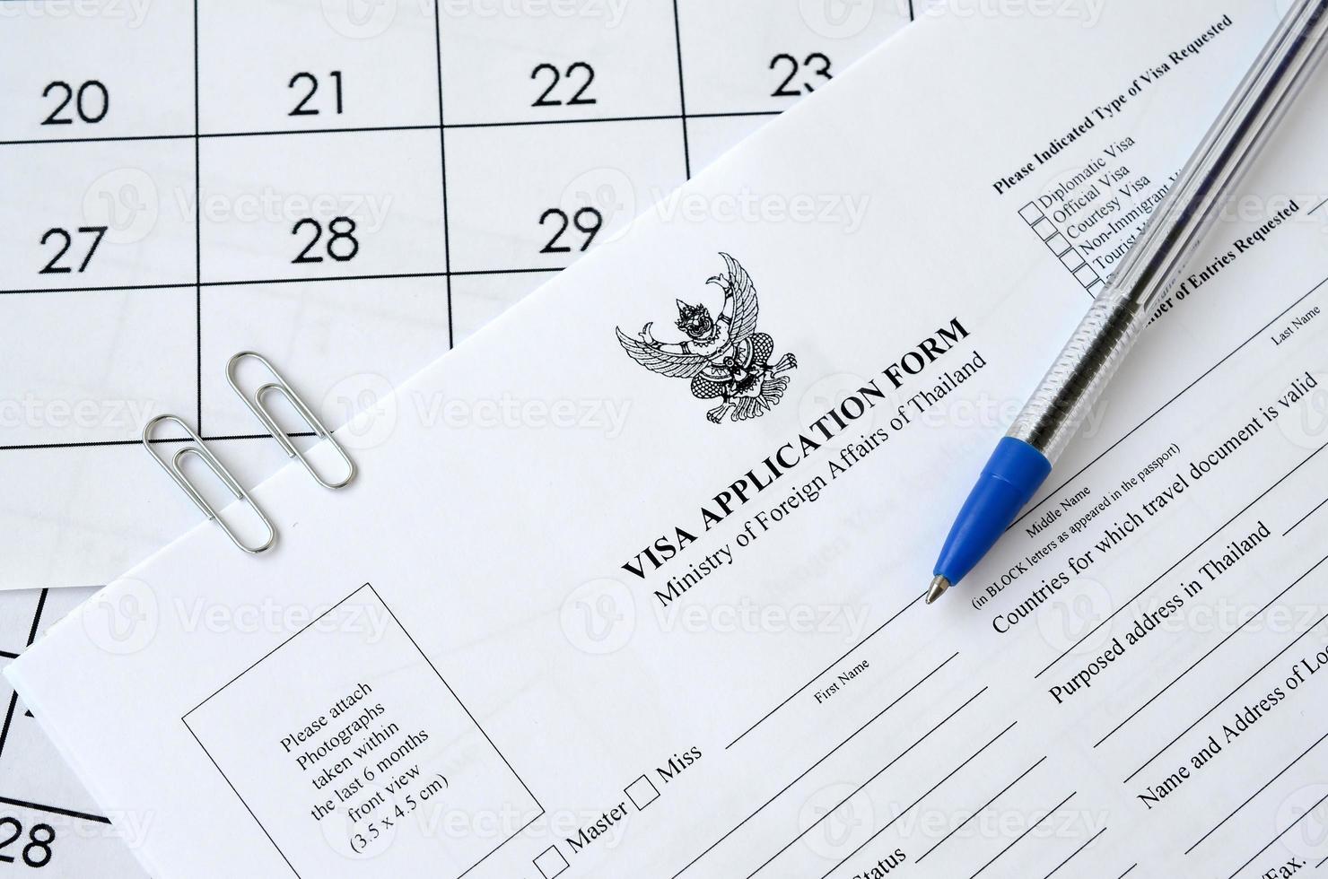 thailand visum Ansökan form och blå penna på papper kalender sida foto