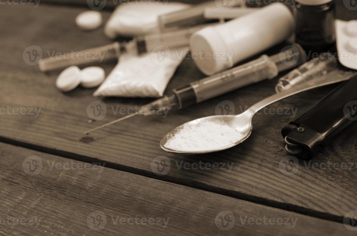 en massa av narkotisk ämnen och enheter för de förberedelse av läkemedel lögn på ett gammal trä- tabell foto