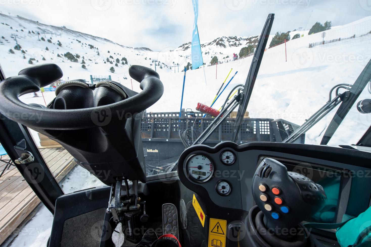 från inuti en snö groomers pisten översittare 600 på de grandvalira åka skidor tillflykt i 2022. foto
