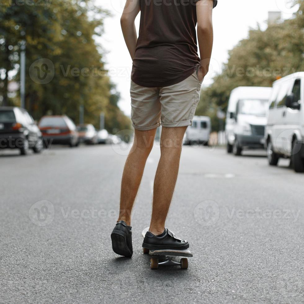 man ridning på en skateboard. ben på en skateboard. foto