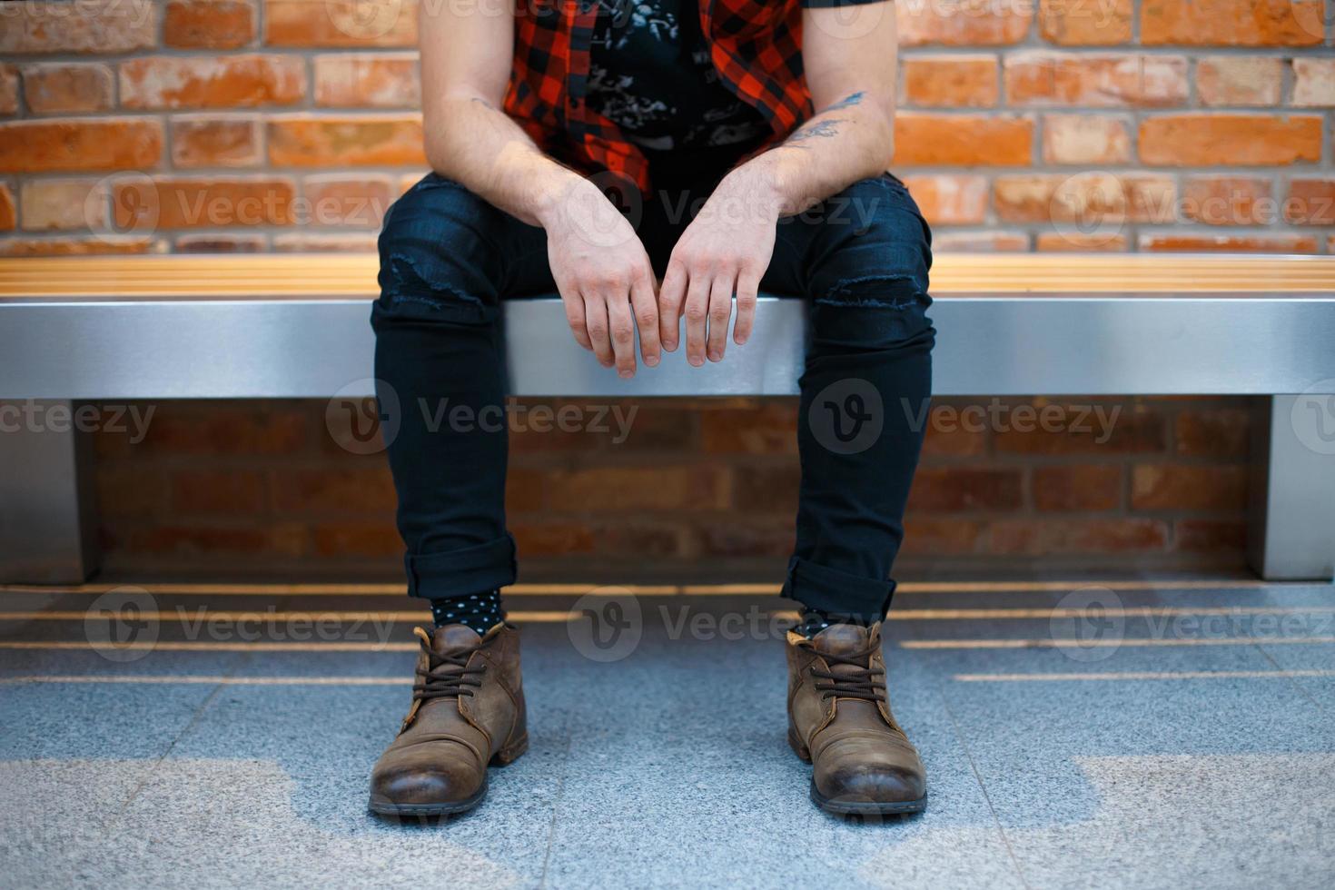 ung eleganta kille Sammanträde på de bänk i en mataffär. man väntar för hans flickvän. foto