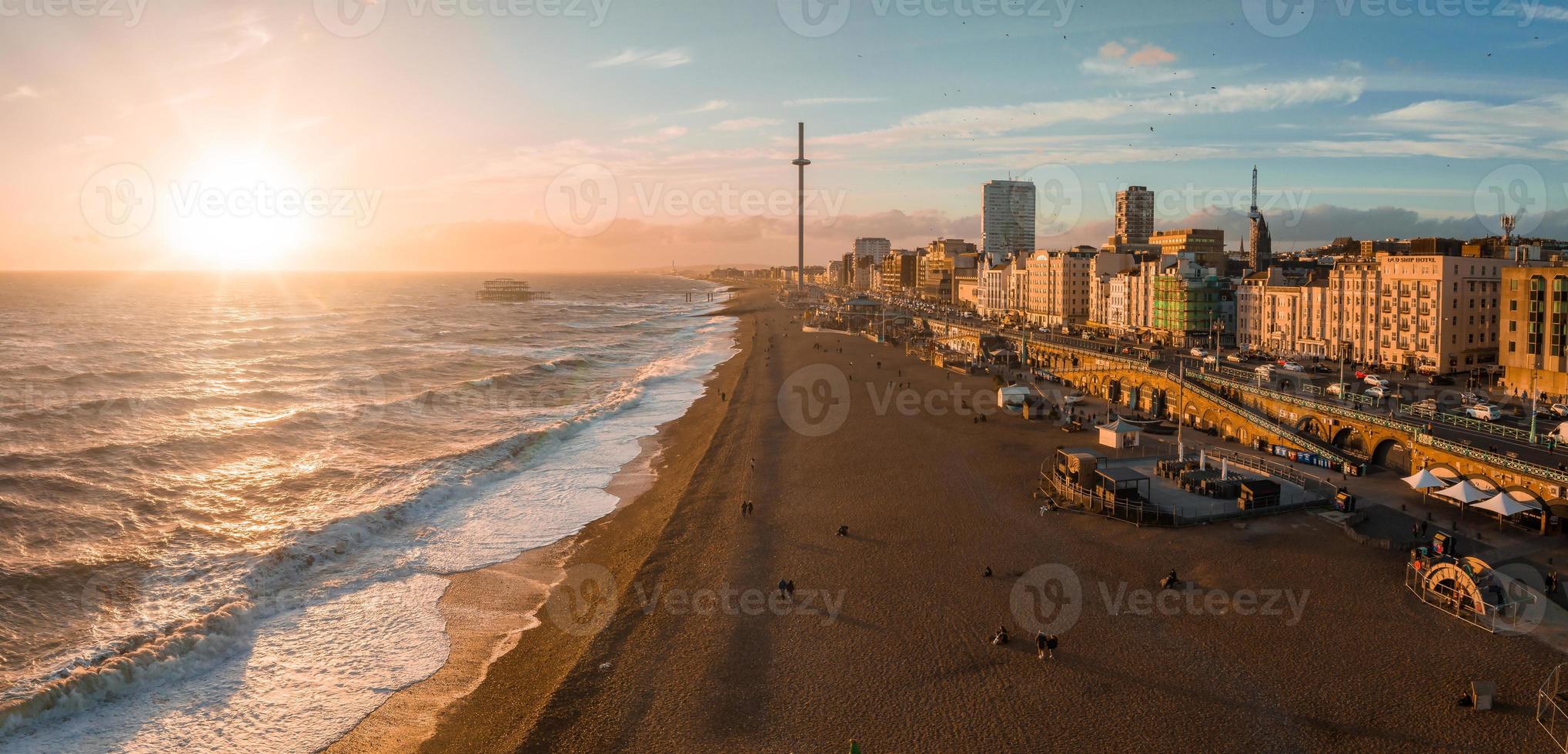 magisk solnedgång antenn se av brittiskt luftvägarna i360 visning torn pod med turister i Brighton foto