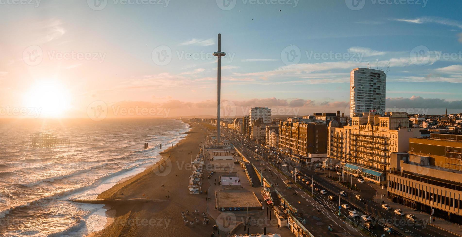 magisk solnedgång antenn se av brittiskt luftvägarna i360 visning torn pod med turister i Brighton foto