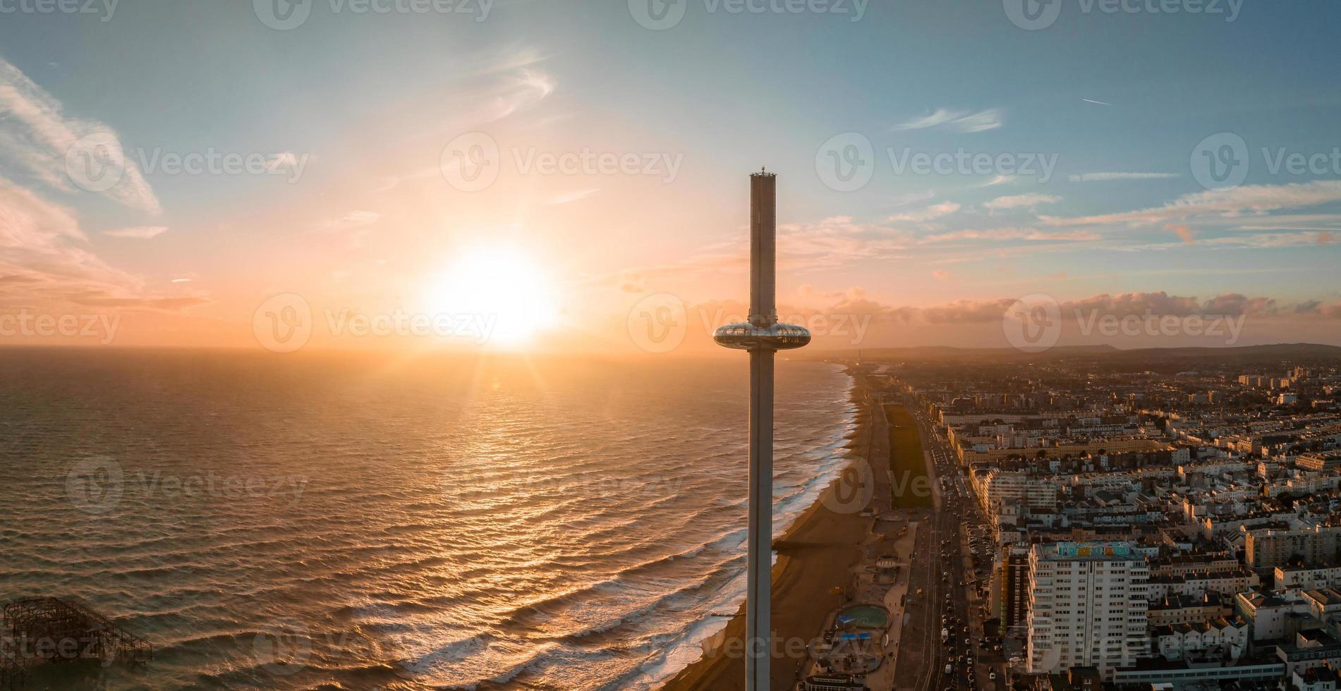 magisk solnedgång antenn se av brittiskt luftvägarna i360 visning torn pod med turister i Brighton foto