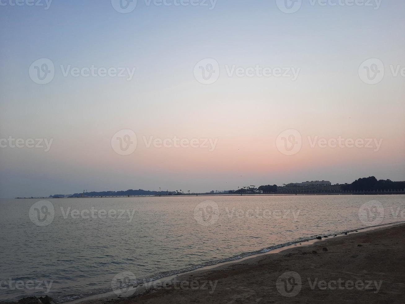 en skön kväll och färgrik solnedgång på jeddah strand. foto