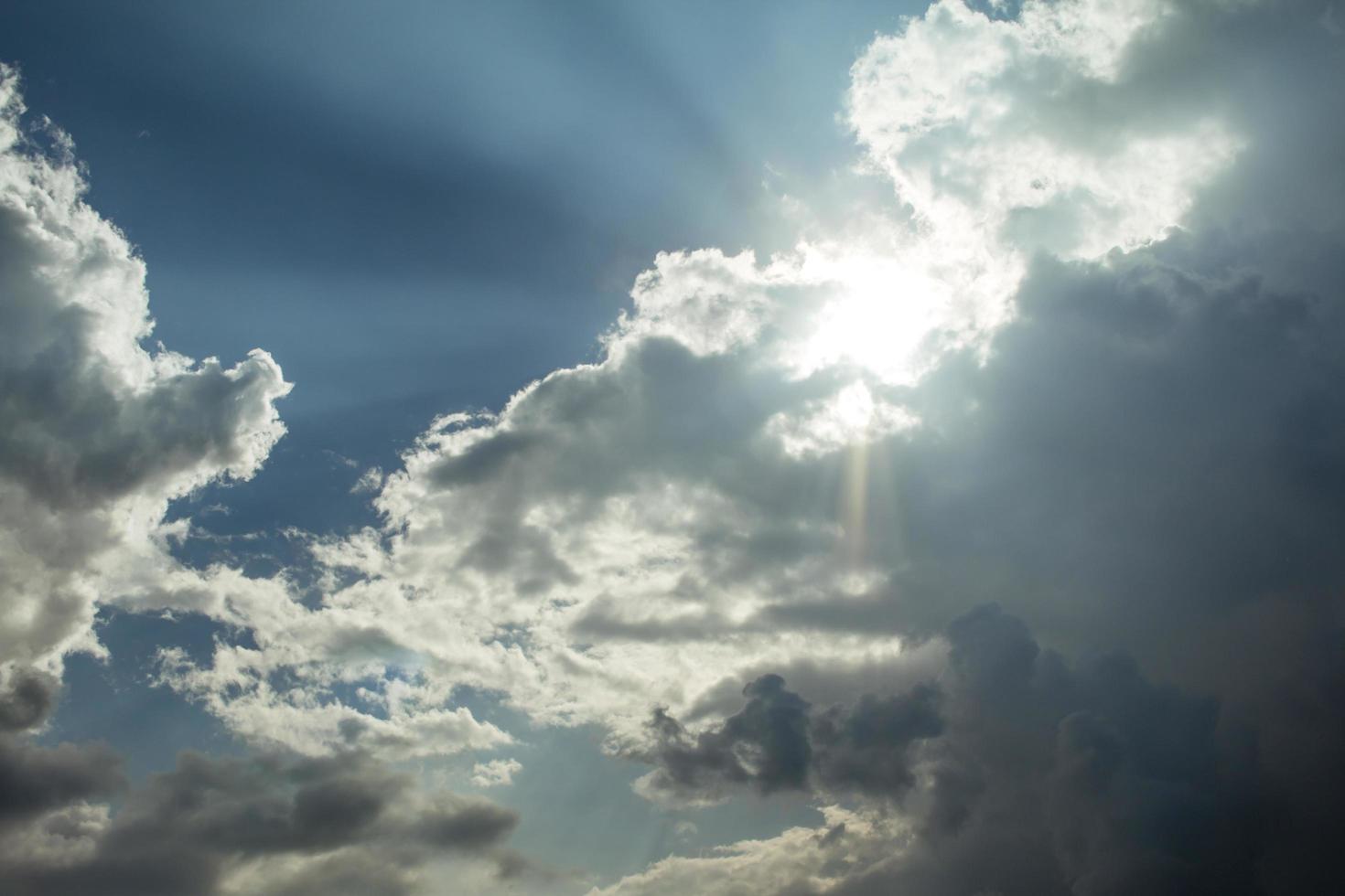 ljusstrålar på dramatisk molnig himmel foto