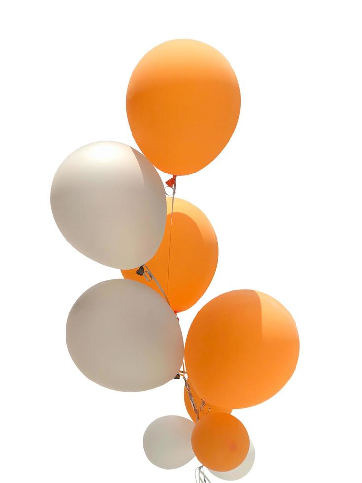 grupp av orange och vita ballonger foto