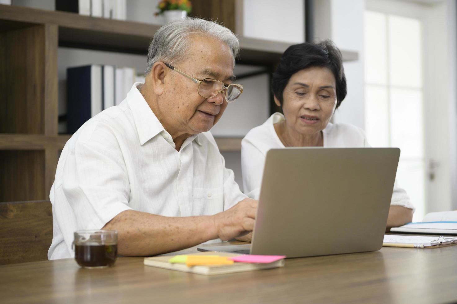 asiatiska äldre par på internet foto