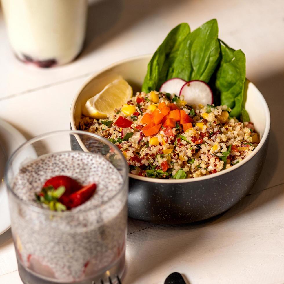 quinoa maträtt med rädisor och chia pudding foto