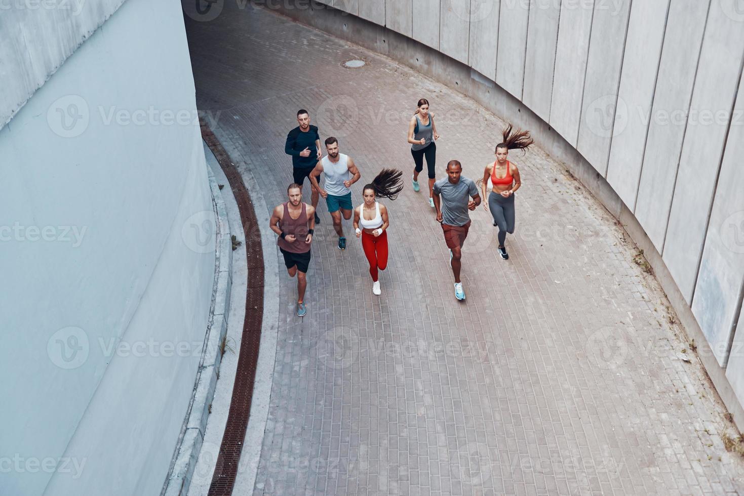 topp se av ung människor i sporter Kläder joggning medan utövar utomhus foto