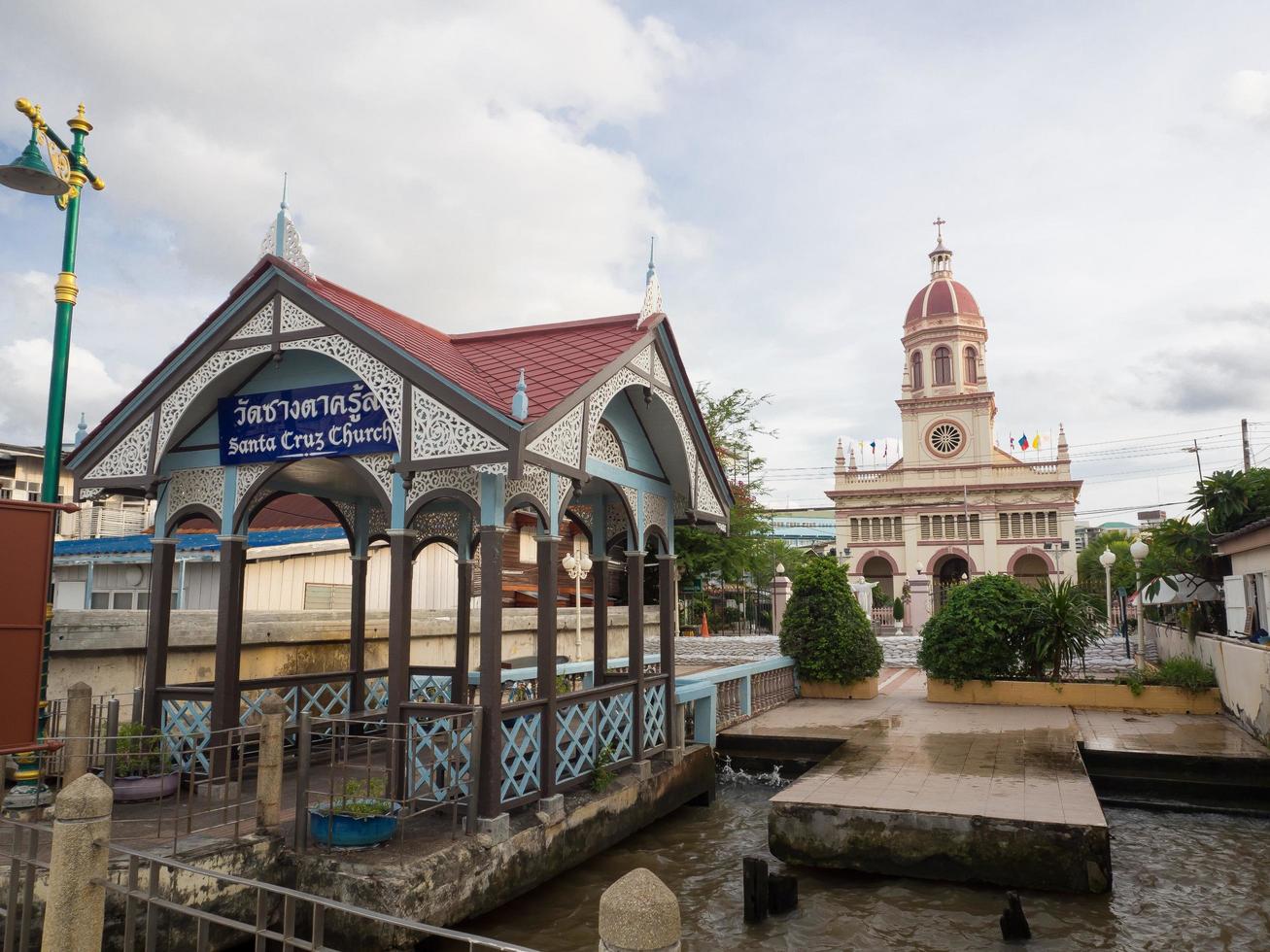 Bangkok, thailand. 2018 santa cruz kyrka också känd som kudi haka är en roman katolik kyrka på de väst Bank av chao phraya flod. foto