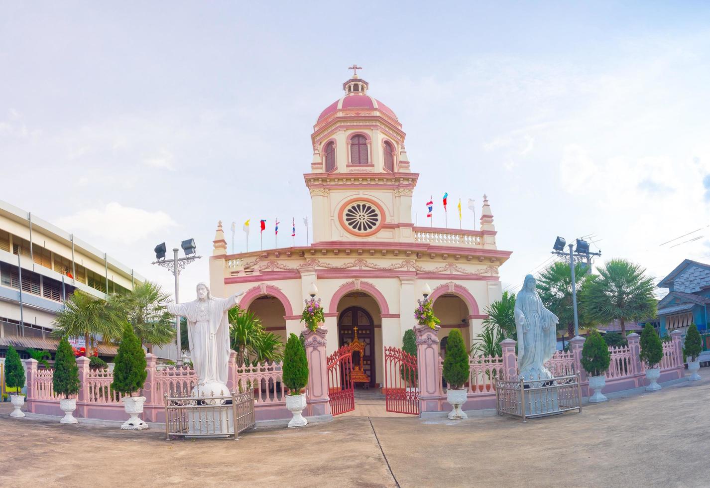 Bangkok, thailand. 2018 santa cruz kyrka också känd som kudi haka är en roman katolik kyrka på de väst Bank av chao phraya flod. foto