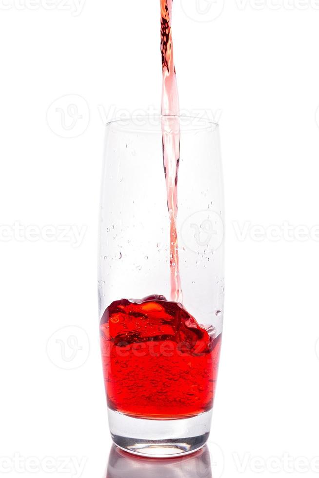 körsbär juice på vit bakgrund foto