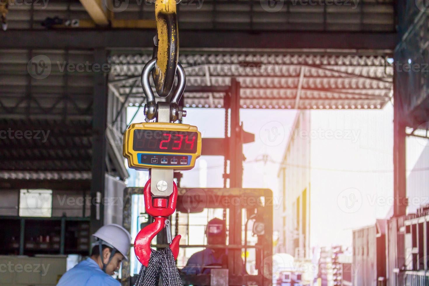 smäll pakong,chachoengsaothailand-11 juli 2019 ,tekniker uppsättning industriell digital skalor använda sig av vikt kolla upp i fabrik och över huvudet kran foto