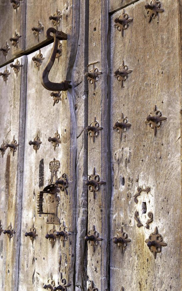 gammal medeltida trä- dörr foto