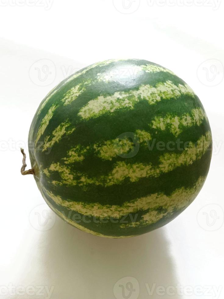 hela mogen vattenmelon på vit bakgrund foto