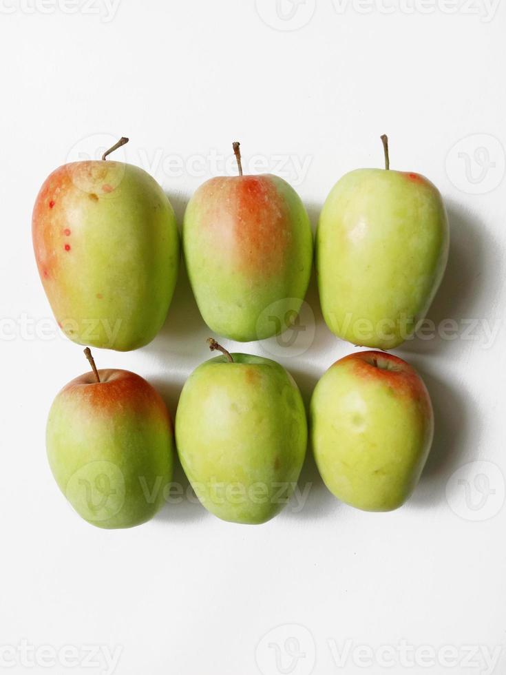 äpplen av ett avlång form på en vit bakgrund. kandil sinap äpple foto