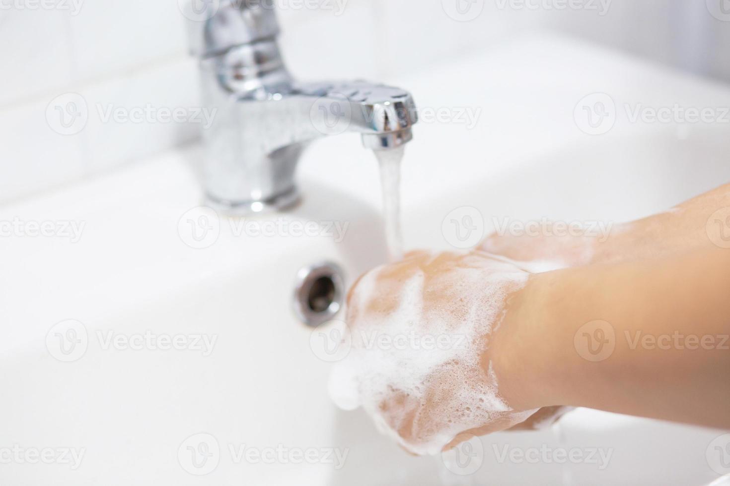 alltid tvätta din händer efter kommande ut av de badrum till förhindra virus. foto