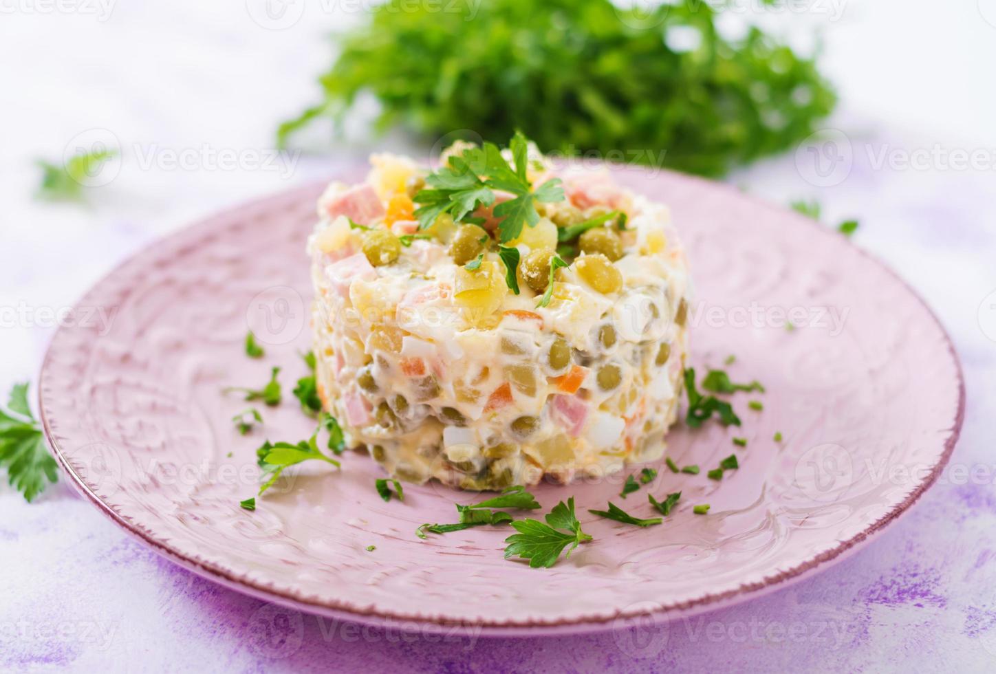 traditionell ryska sallad olivier. ny år sallad. festlig sallad. foto