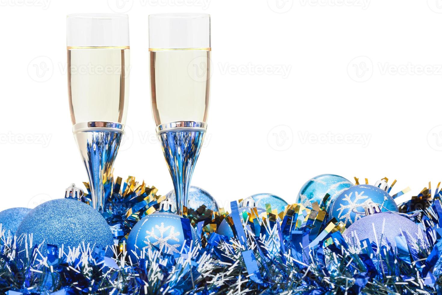 två glasögon av gnistrande vin och blå xmas struntsak foto