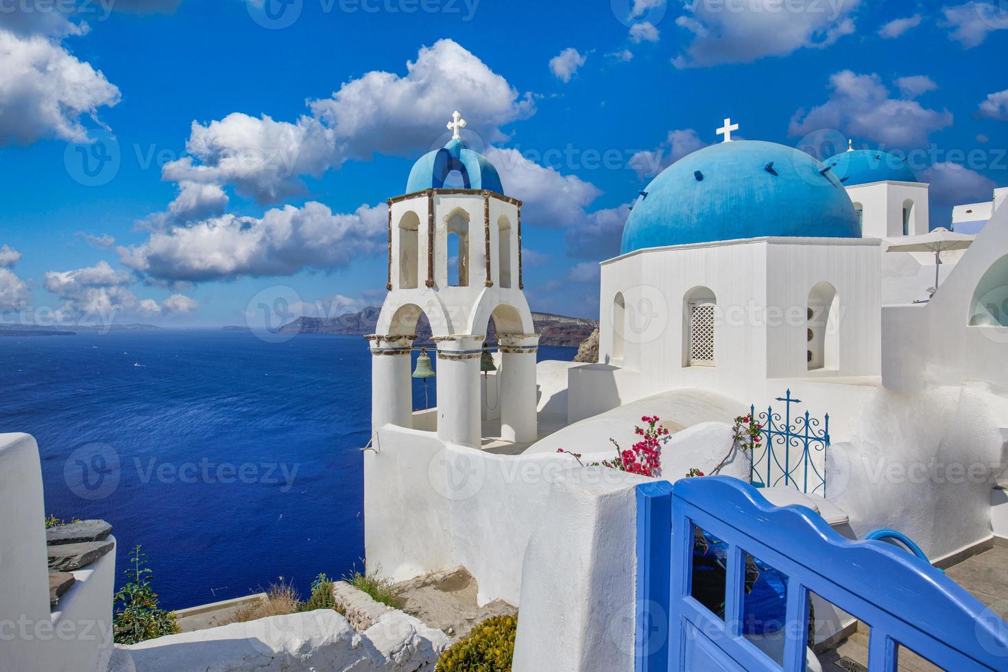 se av oia stad i santorini ö i grekland. känd grekisk landskap, blå kupoler över vit arkitektur. lyx sommar Semester destination, romantisk resa naturskön. skön stadsbild och blå hav foto