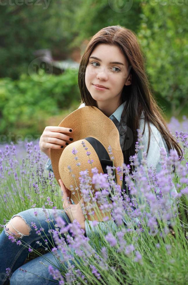 skön ung flicka på lavendel- fält. foto