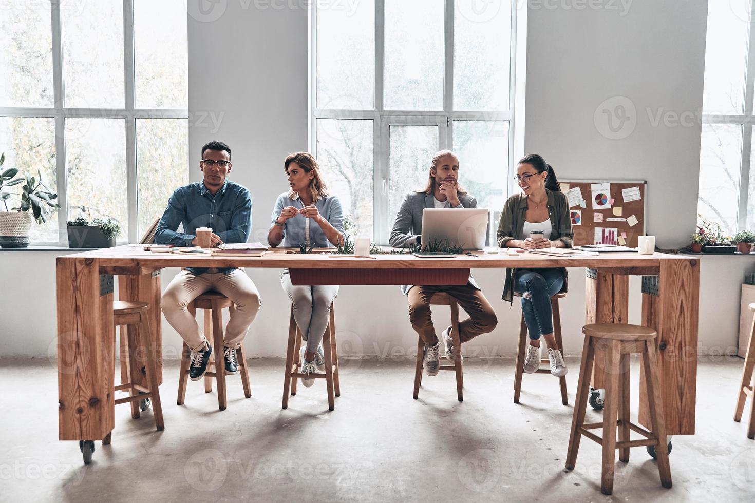 delning idéer. grupp av ung modern människor i smart tillfällig ha på sig diskuterar företag medan arbetssätt i de kreativ kontor foto
