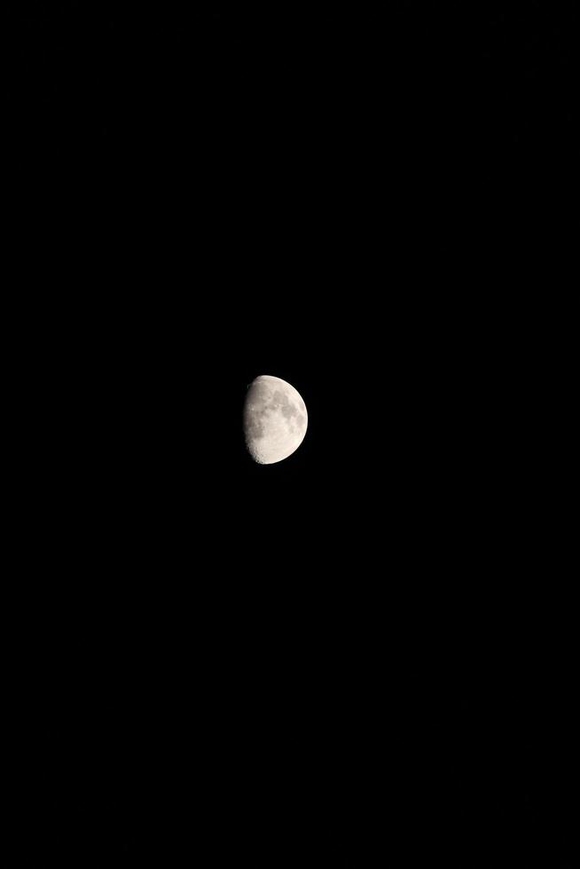 halvmåne på svart himmel på natten foto