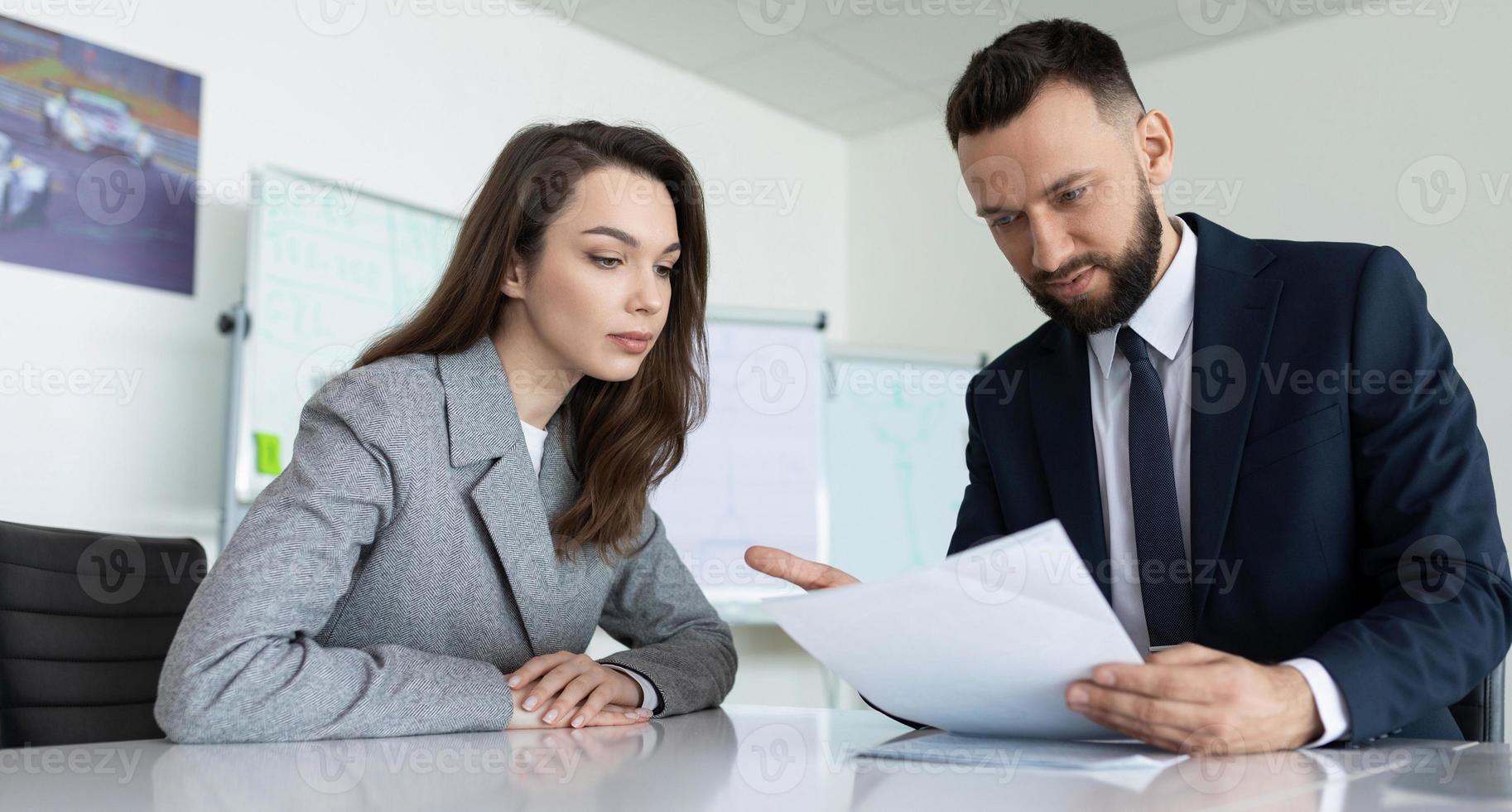 chef läser en Rapportera till hans underlydande i de kontor foto