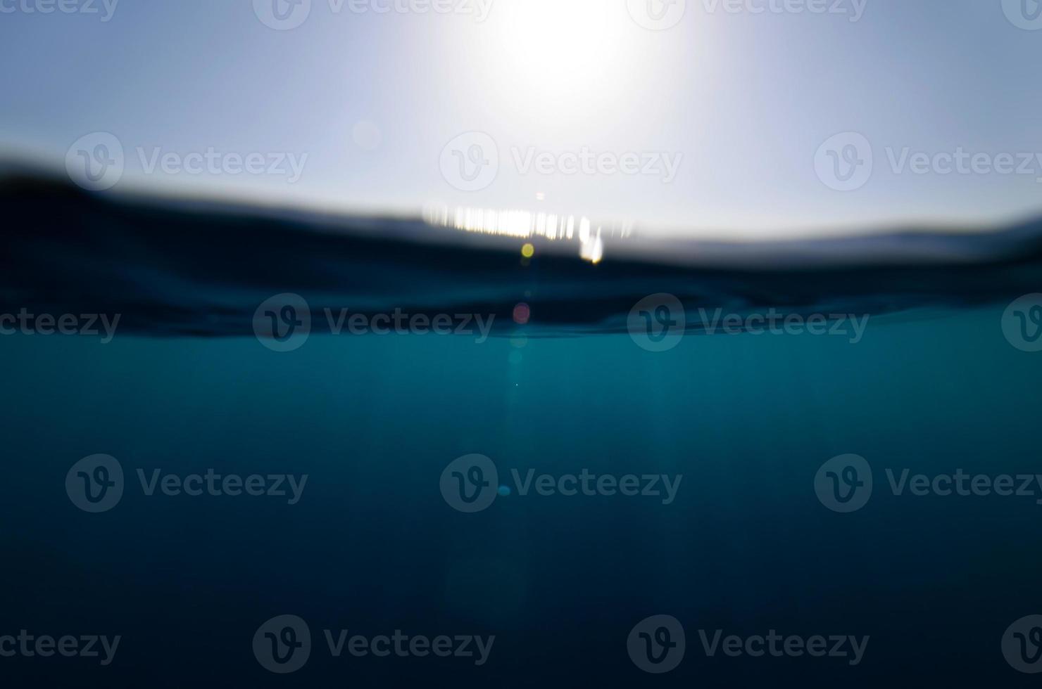 delad undervattens- och himmelbakgrund foto