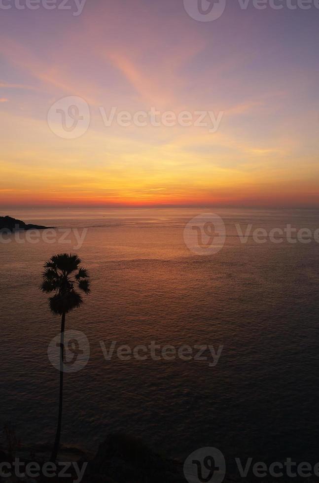 asien solnedgång på stranden bildar Thailand. foto